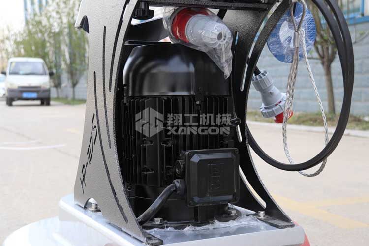 拋光機是為了讓地面表面有光澤，需要先研磨后才可以拋光。拋光分為粗拋和精拋，這時候可以使用拋光機，配合拋光墊，提高地面的光澤度。高速地坪拋光機讓你輕松完成地坪拋光工作，提高地坪亮度。