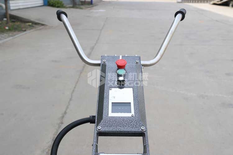 拋光機是為了讓地面表面有光澤，需要先研磨后才可以拋光。拋光分為粗拋和精拋，這時候可以使用拋光機，配合拋光墊，提高地面的光澤度。高速地坪拋光機讓你輕松完成地坪拋光工作，提高地坪亮度。