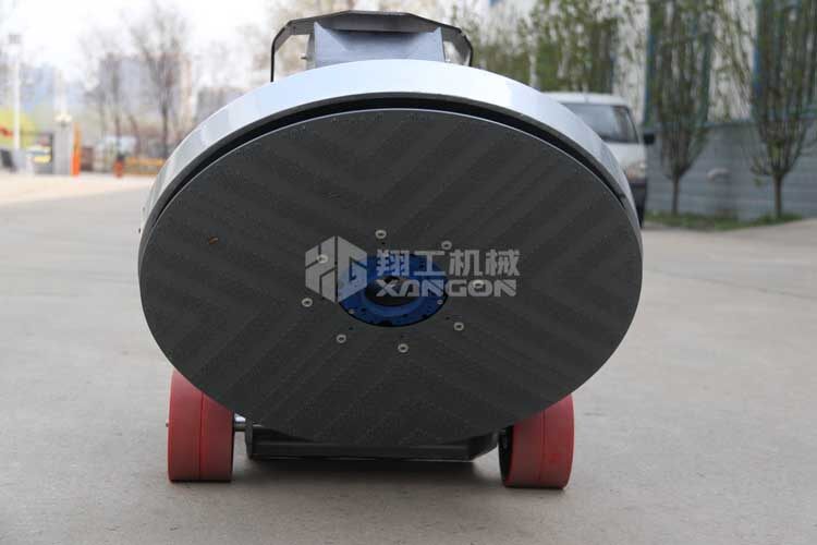 拋光機是為了讓地面表面有光澤，需要先研磨后才可以拋光。拋光分為粗拋和精拋，這時候可以使用拋光機，配合拋光墊，提高地面的光澤度。高速地坪拋光機讓你輕松完成地坪拋光工作，提高地坪亮度。