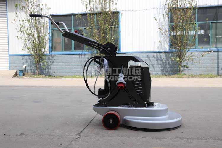 拋光機是為了讓地面表面有光澤，需要先研磨后才可以拋光。拋光分為粗拋和精拋，這時候可以使用拋光機，配合拋光墊，提高地面的光澤度。高速地坪拋光機讓你輕松完成地坪拋光工作，提高地坪亮度。