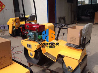 濰坊風(fēng)箏節(jié)草坪壓平，客戶選擇了翔工小型壓路機(jī)