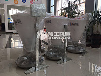 瀝青灌縫機(jī)廠家轉(zhuǎn)變養(yǎng)殖思維，智能化搶先市場(chǎng)