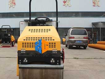 座駕壓路機(jī)“身材小，能量大”