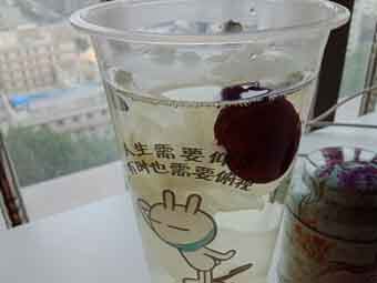 炎炎夏日到來，一杯銀耳紅棗美如詩！